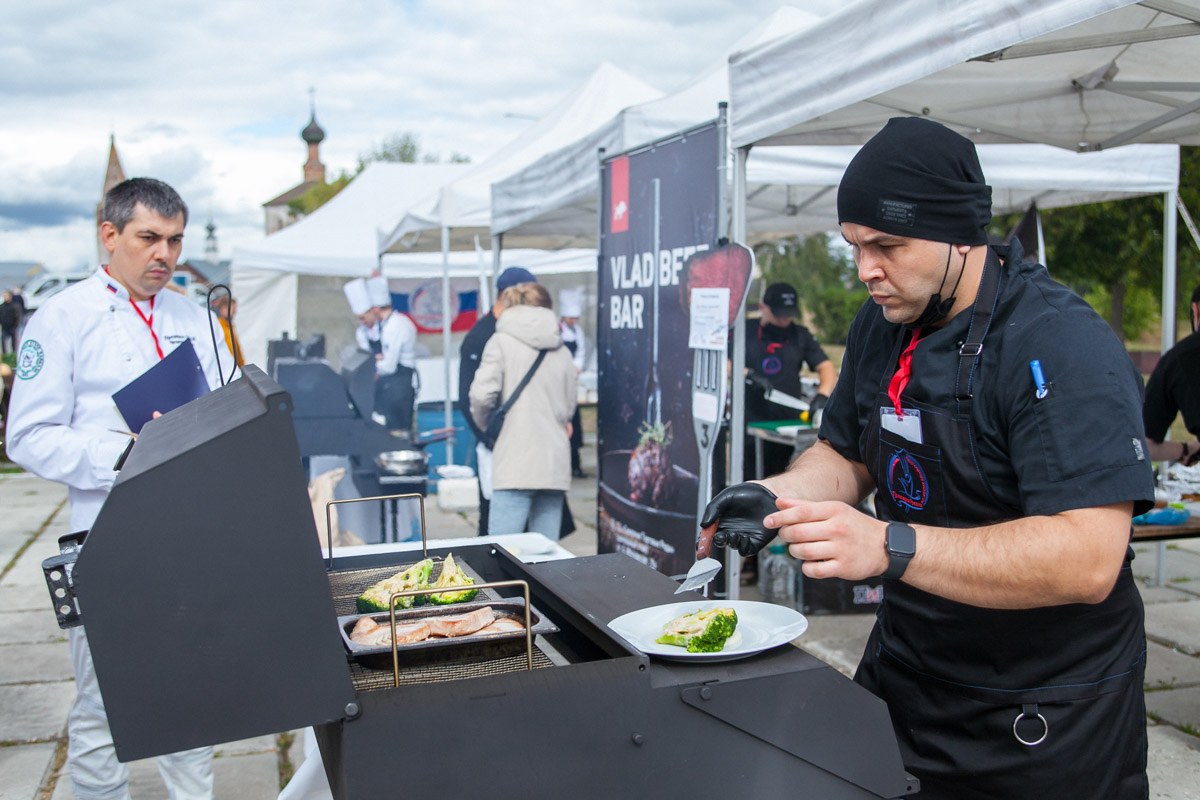 Суздаль готовится принять одно из самых ярких событий этого года. В городе-музее запланирован фестиваль гастрономии и воздухоплавания. Праздник пройдет на территории Главного туристического комплекса, и пропустить его никак нельзя!