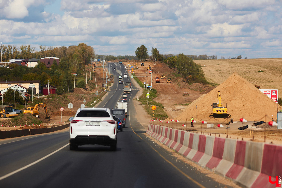 После семи месяцев ремонта открыли движение по мосту через реку Мжару. Эта дорога — основной въезд в Суздаль со стороны областного центра. В разгаре и капитальный ремонт всей трассы от Владимира. Когда запустят движение и что происходит на объекте сейчас? Читайте в фоторепортаже «Ключ-Медиа» с амбициозной стройки.