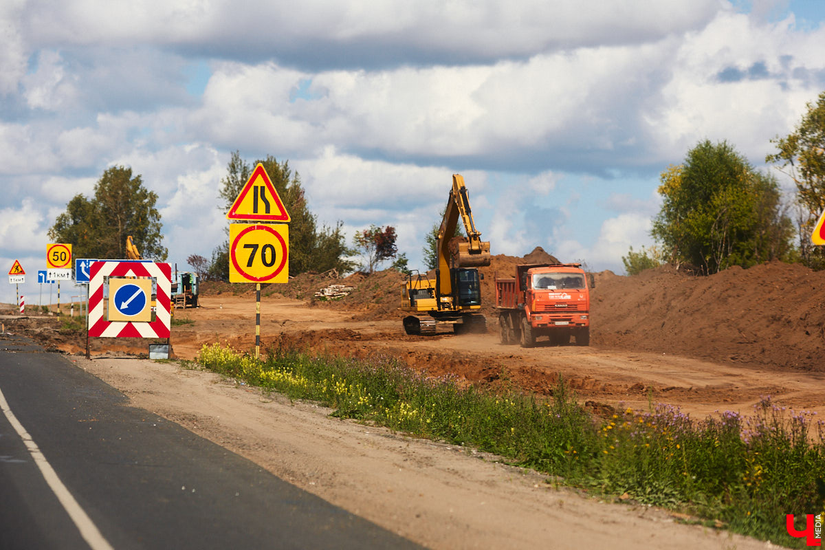 После семи месяцев ремонта открыли движение по мосту через реку Мжару. Эта дорога — основной въезд в Суздаль со стороны областного центра. В разгаре и капитальный ремонт всей трассы от Владимира. Когда запустят движение и что происходит на объекте сейчас? Читайте в фоторепортаже «Ключ-Медиа» с амбициозной стройки.