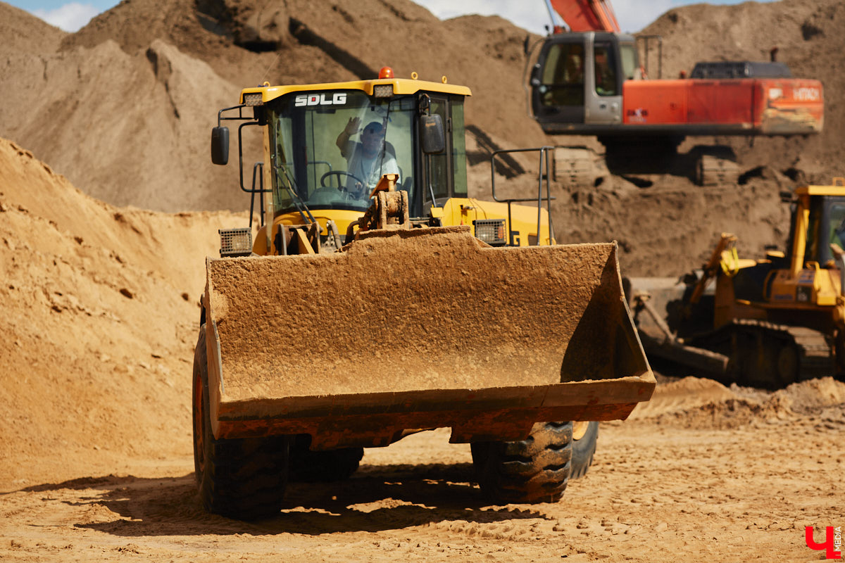 После семи месяцев ремонта открыли движение по мосту через реку Мжару. Эта дорога — основной въезд в Суздаль со стороны областного центра. В разгаре и капитальный ремонт всей трассы от Владимира. Когда запустят движение и что происходит на объекте сейчас? Читайте в фоторепортаже «Ключ-Медиа» с амбициозной стройки.