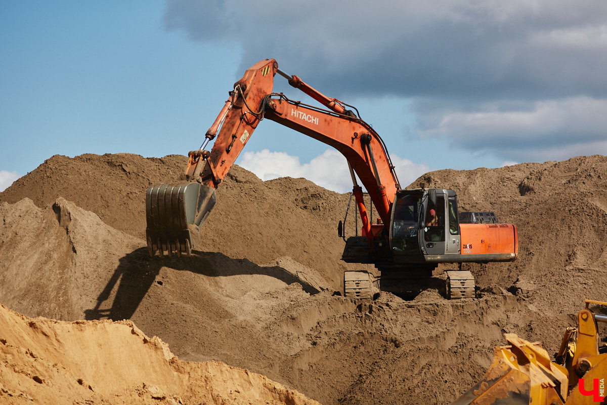 После семи месяцев ремонта открыли движение по мосту через реку Мжару. Эта дорога — основной въезд в Суздаль со стороны областного центра. В разгаре и капитальный ремонт всей трассы от Владимира. Когда запустят движение и что происходит на объекте сейчас? Читайте в фоторепортаже «Ключ-Медиа» с амбициозной стройки.