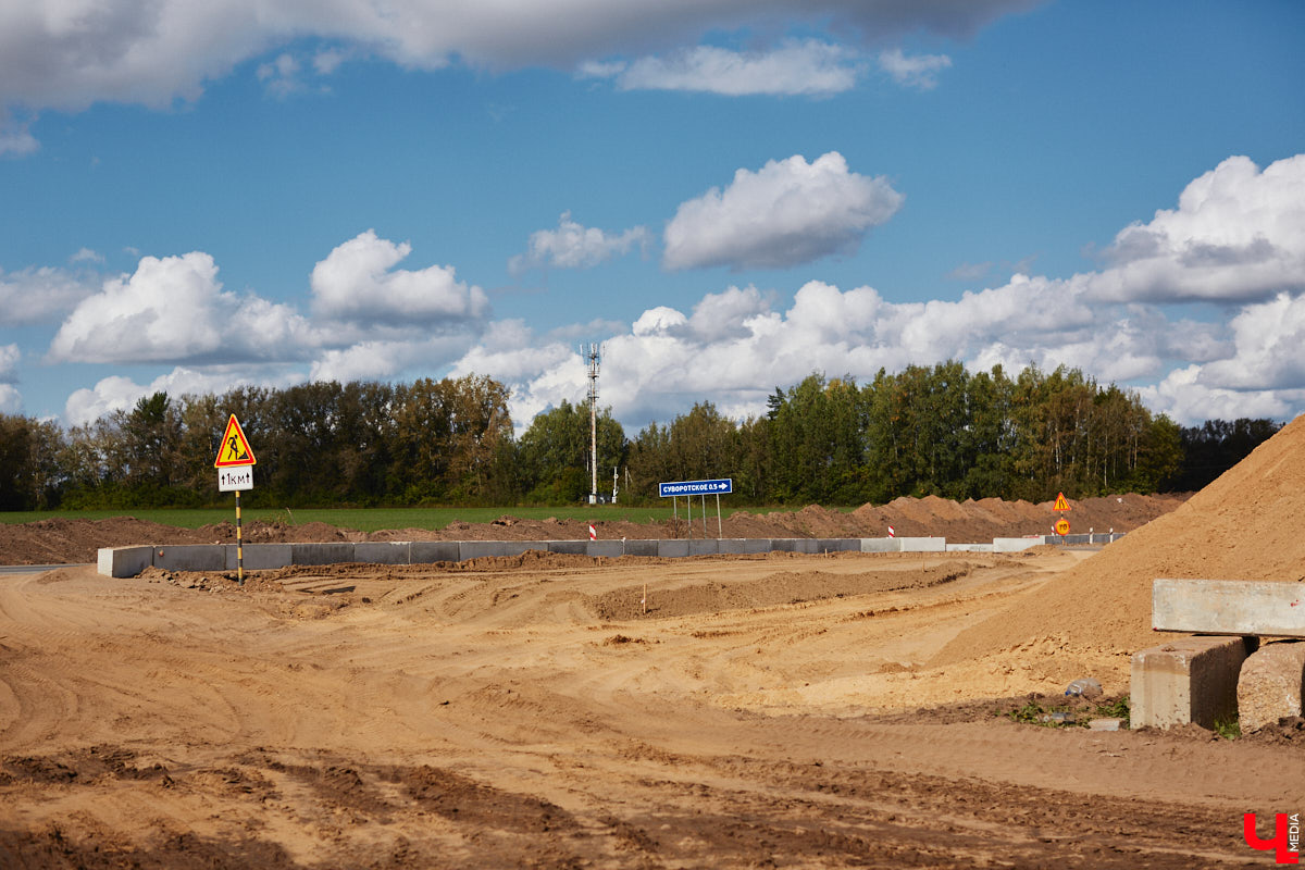 После семи месяцев ремонта открыли движение по мосту через реку Мжару. Эта дорога — основной въезд в Суздаль со стороны областного центра. В разгаре и капитальный ремонт всей трассы от Владимира. Когда запустят движение и что происходит на объекте сейчас? Читайте в фоторепортаже «Ключ-Медиа» с амбициозной стройки.