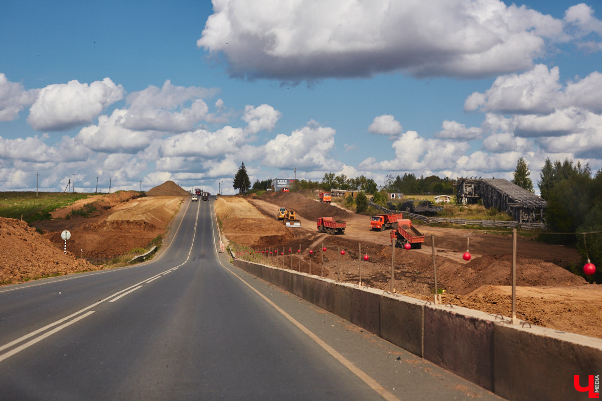 После семи месяцев ремонта открыли движение по мосту через реку Мжару. Эта дорога — основной въезд в Суздаль со стороны областного центра. В разгаре и капитальный ремонт всей трассы от Владимира. Когда запустят движение и что происходит на объекте сейчас? Читайте в фоторепортаже «Ключ-Медиа» с амбициозной стройки.