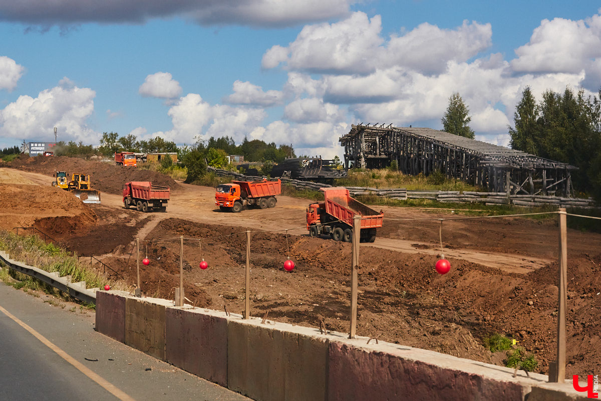 После семи месяцев ремонта открыли движение по мосту через реку Мжару. Эта дорога — основной въезд в Суздаль со стороны областного центра. В разгаре и капитальный ремонт всей трассы от Владимира. Когда запустят движение и что происходит на объекте сейчас? Читайте в фоторепортаже «Ключ-Медиа» с амбициозной стройки.