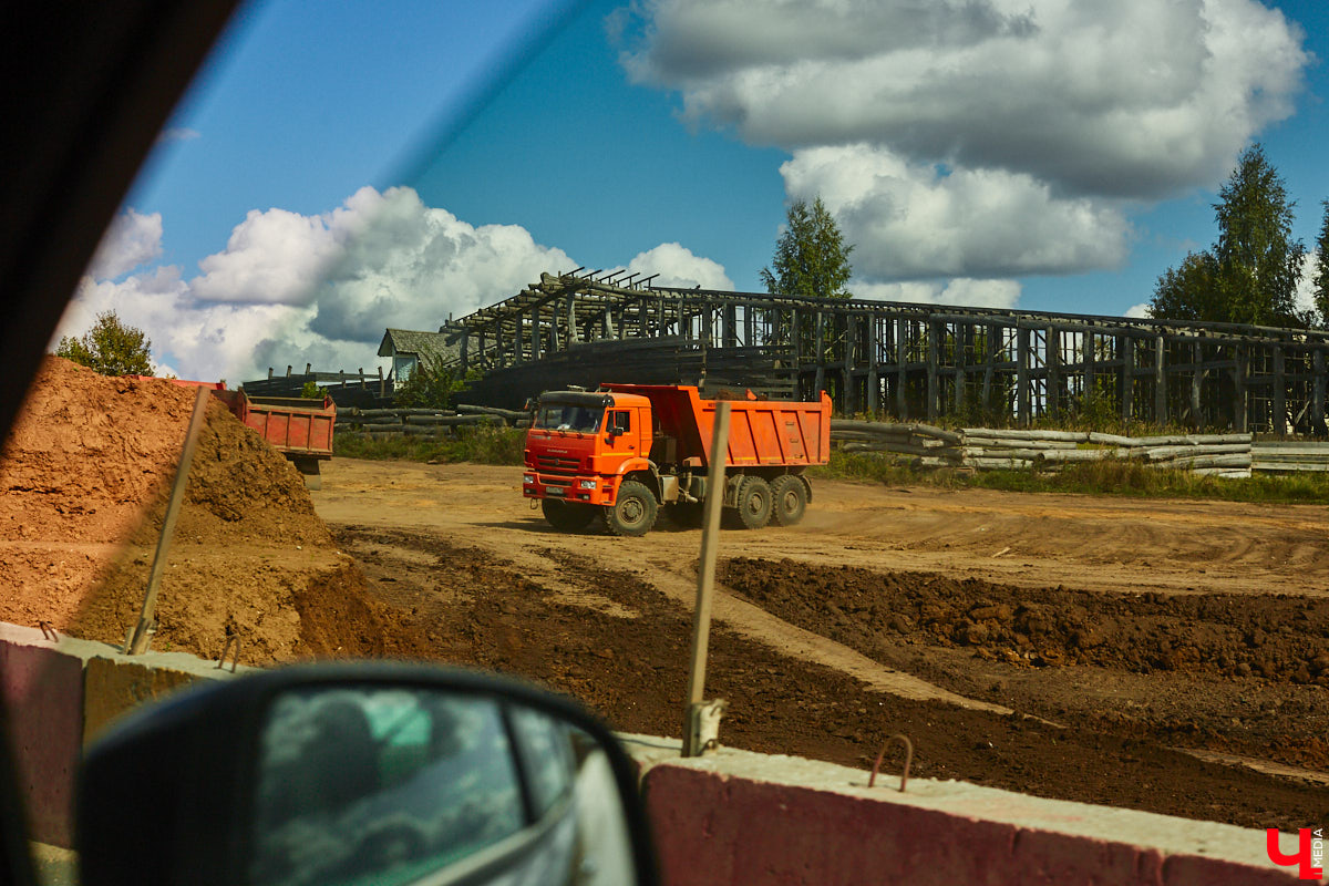 После семи месяцев ремонта открыли движение по мосту через реку Мжару. Эта дорога — основной въезд в Суздаль со стороны областного центра. В разгаре и капитальный ремонт всей трассы от Владимира. Когда запустят движение и что происходит на объекте сейчас? Читайте в фоторепортаже «Ключ-Медиа» с амбициозной стройки.