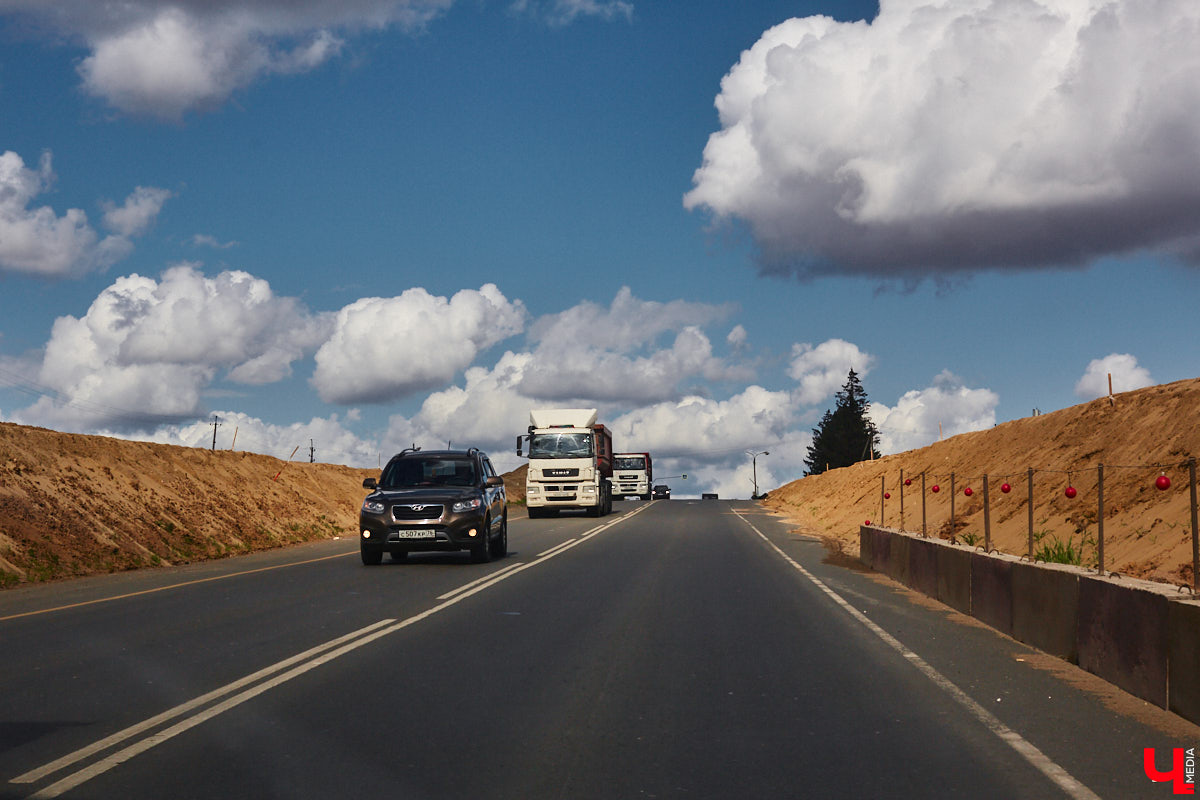 После семи месяцев ремонта открыли движение по мосту через реку Мжару. Эта дорога — основной въезд в Суздаль со стороны областного центра. В разгаре и капитальный ремонт всей трассы от Владимира. Когда запустят движение и что происходит на объекте сейчас? Читайте в фоторепортаже «Ключ-Медиа» с амбициозной стройки.