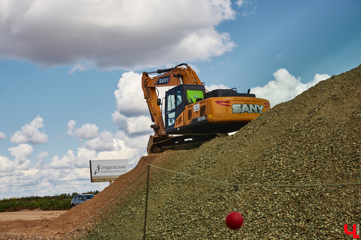 После семи месяцев ремонта открыли движение по мосту через реку Мжару. Эта дорога — основной въезд в Суздаль со стороны областного центра. В разгаре и капитальный ремонт всей трассы от Владимира. Когда запустят движение и что происходит на объекте сейчас? Читайте в фоторепортаже «Ключ-Медиа» с амбициозной стройки.