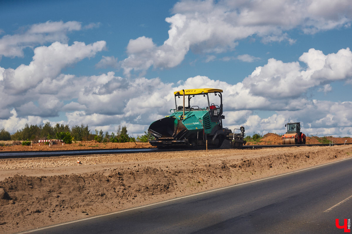 После семи месяцев ремонта открыли движение по мосту через реку Мжару. Эта дорога — основной въезд в Суздаль со стороны областного центра. В разгаре и капитальный ремонт всей трассы от Владимира. Когда запустят движение и что происходит на объекте сейчас? Читайте в фоторепортаже «Ключ-Медиа» с амбициозной стройки.