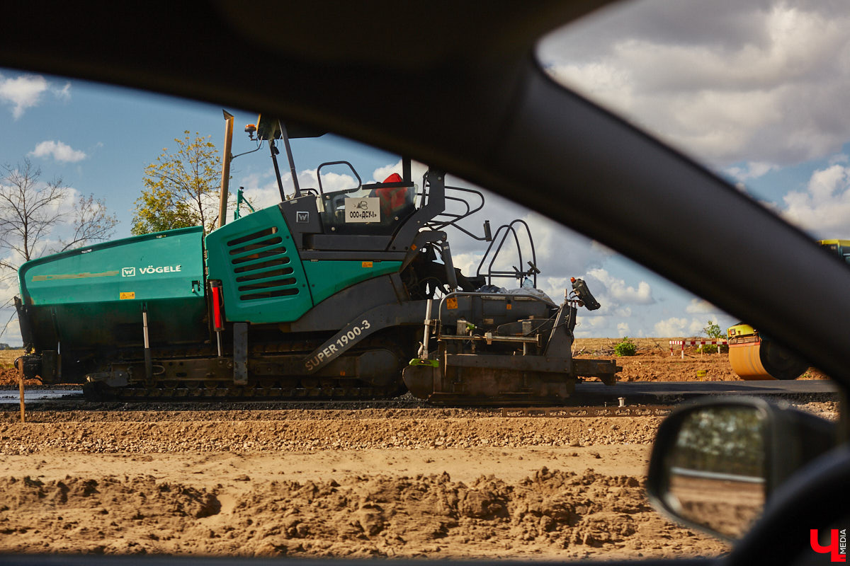 После семи месяцев ремонта открыли движение по мосту через реку Мжару. Эта дорога — основной въезд в Суздаль со стороны областного центра. В разгаре и капитальный ремонт всей трассы от Владимира. Когда запустят движение и что происходит на объекте сейчас? Читайте в фоторепортаже «Ключ-Медиа» с амбициозной стройки.