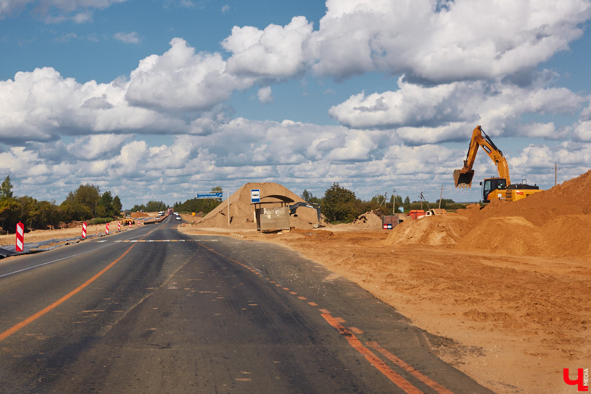 После семи месяцев ремонта открыли движение по мосту через реку Мжару. Эта дорога — основной въезд в Суздаль со стороны областного центра. В разгаре и капитальный ремонт всей трассы от Владимира. Когда запустят движение и что происходит на объекте сейчас? Читайте в фоторепортаже «Ключ-Медиа» с амбициозной стройки.