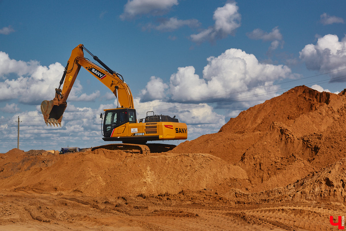 После семи месяцев ремонта открыли движение по мосту через реку Мжару. Эта дорога — основной въезд в Суздаль со стороны областного центра. В разгаре и капитальный ремонт всей трассы от Владимира. Когда запустят движение и что происходит на объекте сейчас? Читайте в фоторепортаже «Ключ-Медиа» с амбициозной стройки.