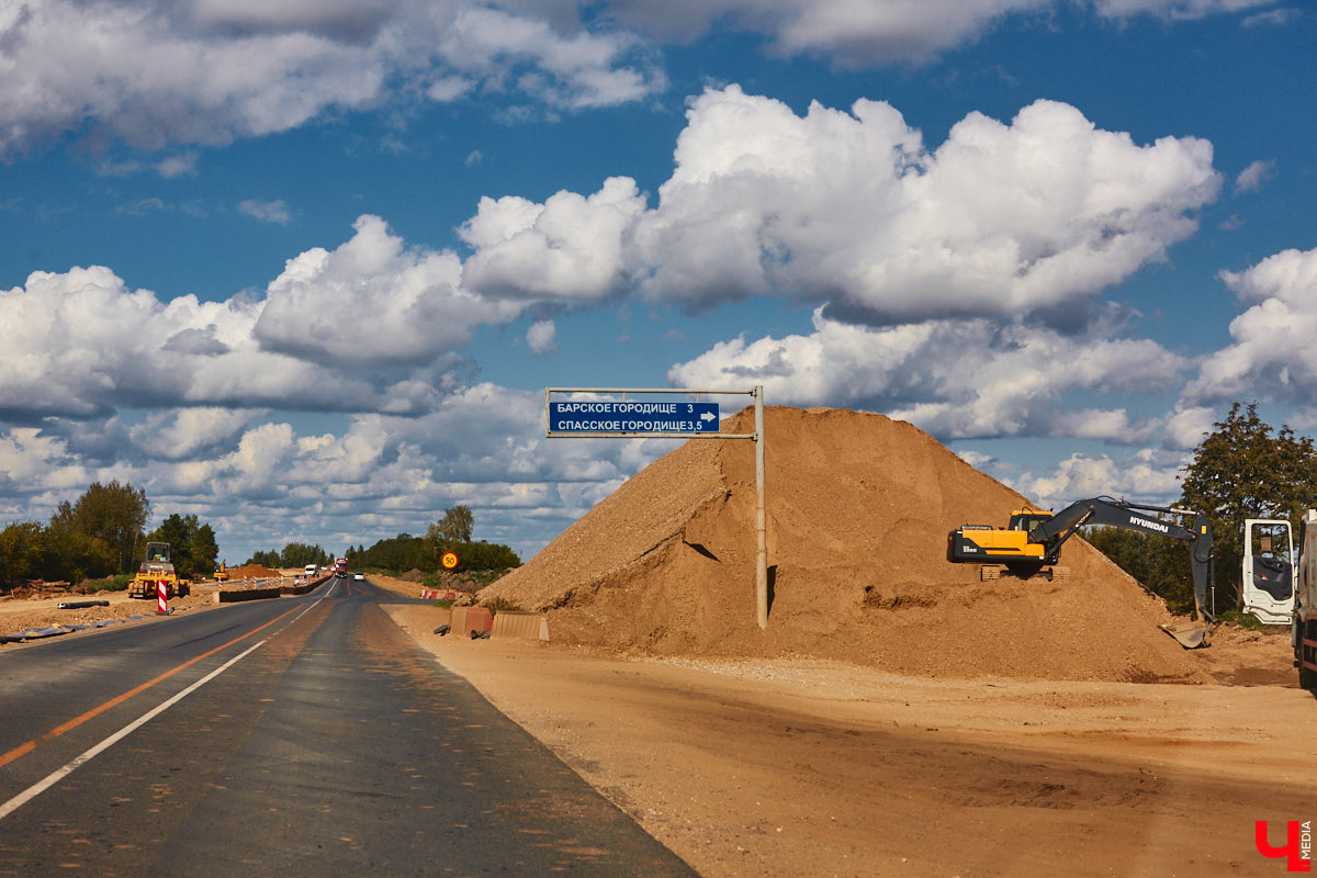 После семи месяцев ремонта открыли движение по мосту через реку Мжару. Эта дорога — основной въезд в Суздаль со стороны областного центра. В разгаре и капитальный ремонт всей трассы от Владимира. Когда запустят движение и что происходит на объекте сейчас? Читайте в фоторепортаже «Ключ-Медиа» с амбициозной стройки.