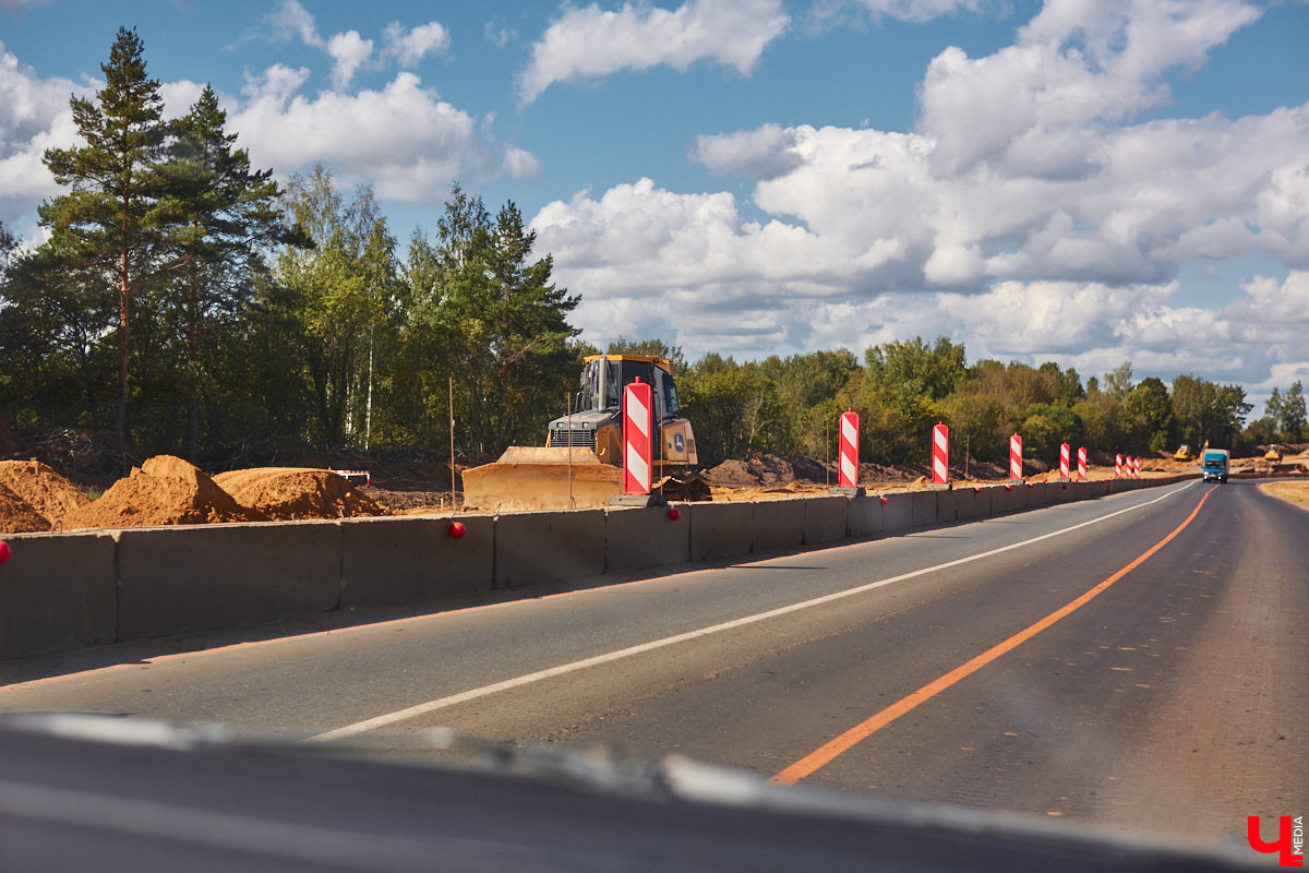 После семи месяцев ремонта открыли движение по мосту через реку Мжару. Эта дорога — основной въезд в Суздаль со стороны областного центра. В разгаре и капитальный ремонт всей трассы от Владимира. Когда запустят движение и что происходит на объекте сейчас? Читайте в фоторепортаже «Ключ-Медиа» с амбициозной стройки.
