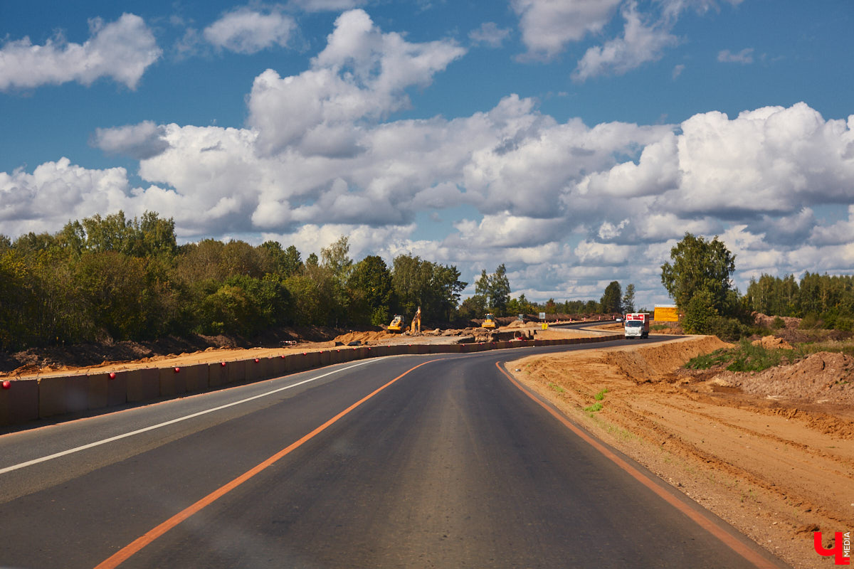 После семи месяцев ремонта открыли движение по мосту через реку Мжару. Эта дорога — основной въезд в Суздаль со стороны областного центра. В разгаре и капитальный ремонт всей трассы от Владимира. Когда запустят движение и что происходит на объекте сейчас? Читайте в фоторепортаже «Ключ-Медиа» с амбициозной стройки.