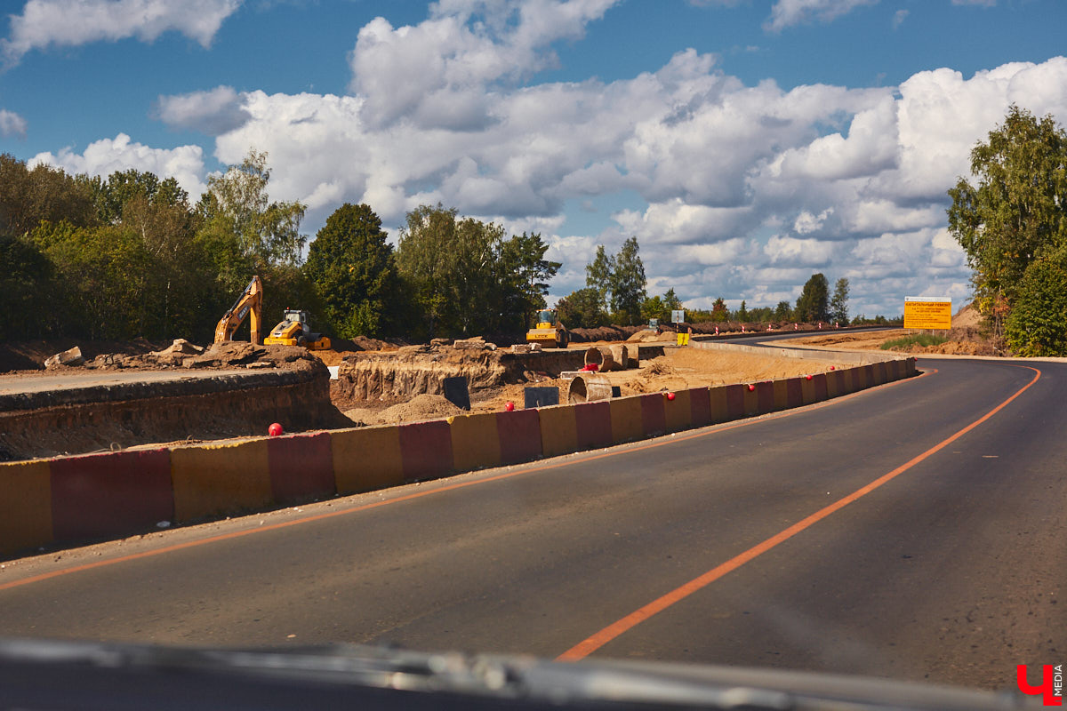 После семи месяцев ремонта открыли движение по мосту через реку Мжару. Эта дорога — основной въезд в Суздаль со стороны областного центра. В разгаре и капитальный ремонт всей трассы от Владимира. Когда запустят движение и что происходит на объекте сейчас? Читайте в фоторепортаже «Ключ-Медиа» с амбициозной стройки.