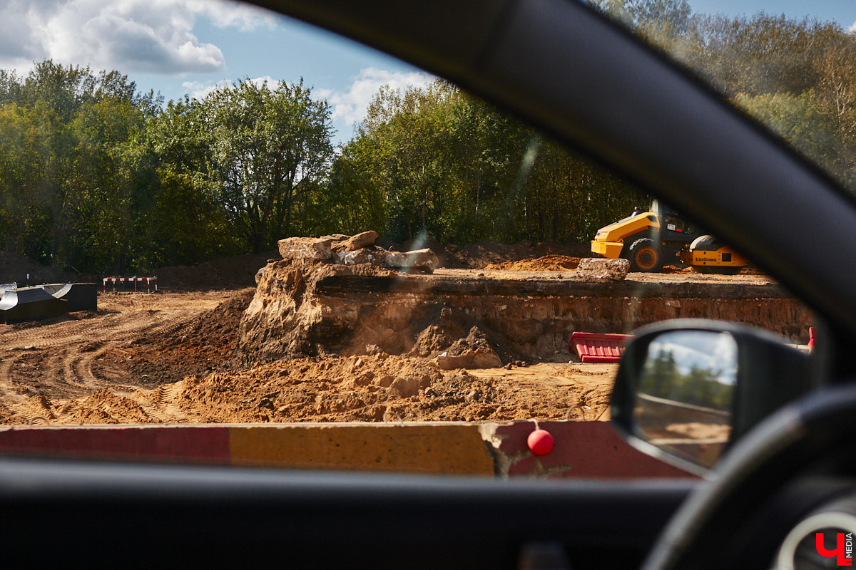 После семи месяцев ремонта открыли движение по мосту через реку Мжару. Эта дорога — основной въезд в Суздаль со стороны областного центра. В разгаре и капитальный ремонт всей трассы от Владимира. Когда запустят движение и что происходит на объекте сейчас? Читайте в фоторепортаже «Ключ-Медиа» с амбициозной стройки.