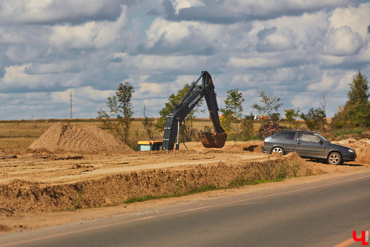 После семи месяцев ремонта открыли движение по мосту через реку Мжару. Эта дорога — основной въезд в Суздаль со стороны областного центра. В разгаре и капитальный ремонт всей трассы от Владимира. Когда запустят движение и что происходит на объекте сейчас? Читайте в фоторепортаже «Ключ-Медиа» с амбициозной стройки.