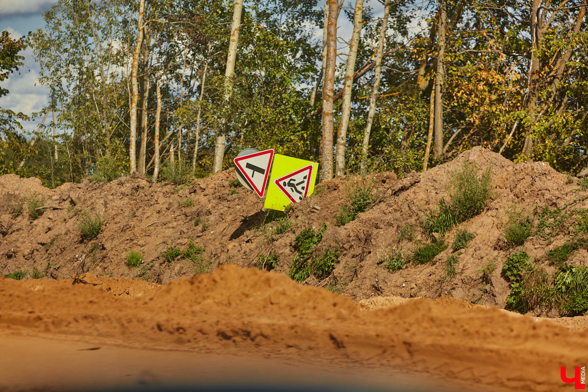 После семи месяцев ремонта открыли движение по мосту через реку Мжару. Эта дорога — основной въезд в Суздаль со стороны областного центра. В разгаре и капитальный ремонт всей трассы от Владимира. Когда запустят движение и что происходит на объекте сейчас? Читайте в фоторепортаже «Ключ-Медиа» с амбициозной стройки.