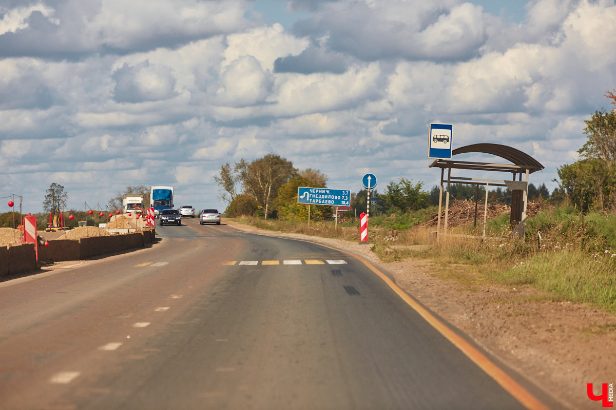 После семи месяцев ремонта открыли движение по мосту через реку Мжару. Эта дорога — основной въезд в Суздаль со стороны областного центра. В разгаре и капитальный ремонт всей трассы от Владимира. Когда запустят движение и что происходит на объекте сейчас? Читайте в фоторепортаже «Ключ-Медиа» с амбициозной стройки.