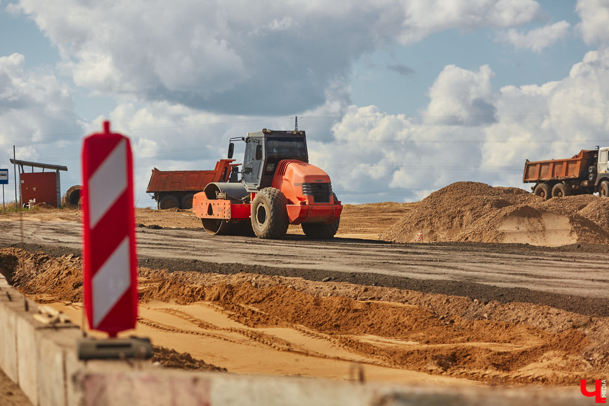 После семи месяцев ремонта открыли движение по мосту через реку Мжару. Эта дорога — основной въезд в Суздаль со стороны областного центра. В разгаре и капитальный ремонт всей трассы от Владимира. Когда запустят движение и что происходит на объекте сейчас? Читайте в фоторепортаже «Ключ-Медиа» с амбициозной стройки.