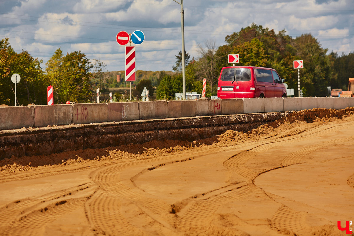 После семи месяцев ремонта открыли движение по мосту через реку Мжару. Эта дорога — основной въезд в Суздаль со стороны областного центра. В разгаре и капитальный ремонт всей трассы от Владимира. Когда запустят движение и что происходит на объекте сейчас? Читайте в фоторепортаже «Ключ-Медиа» с амбициозной стройки.