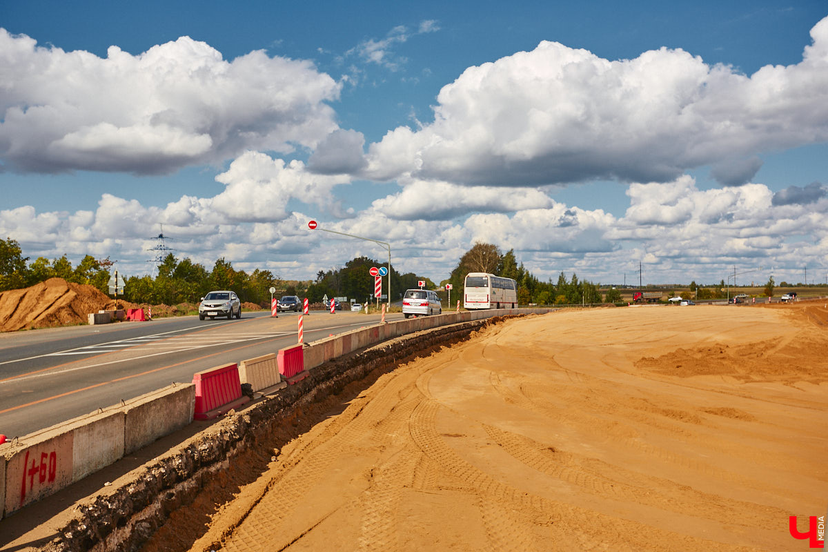 После семи месяцев ремонта открыли движение по мосту через реку Мжару. Эта дорога — основной въезд в Суздаль со стороны областного центра. В разгаре и капитальный ремонт всей трассы от Владимира. Когда запустят движение и что происходит на объекте сейчас? Читайте в фоторепортаже «Ключ-Медиа» с амбициозной стройки.