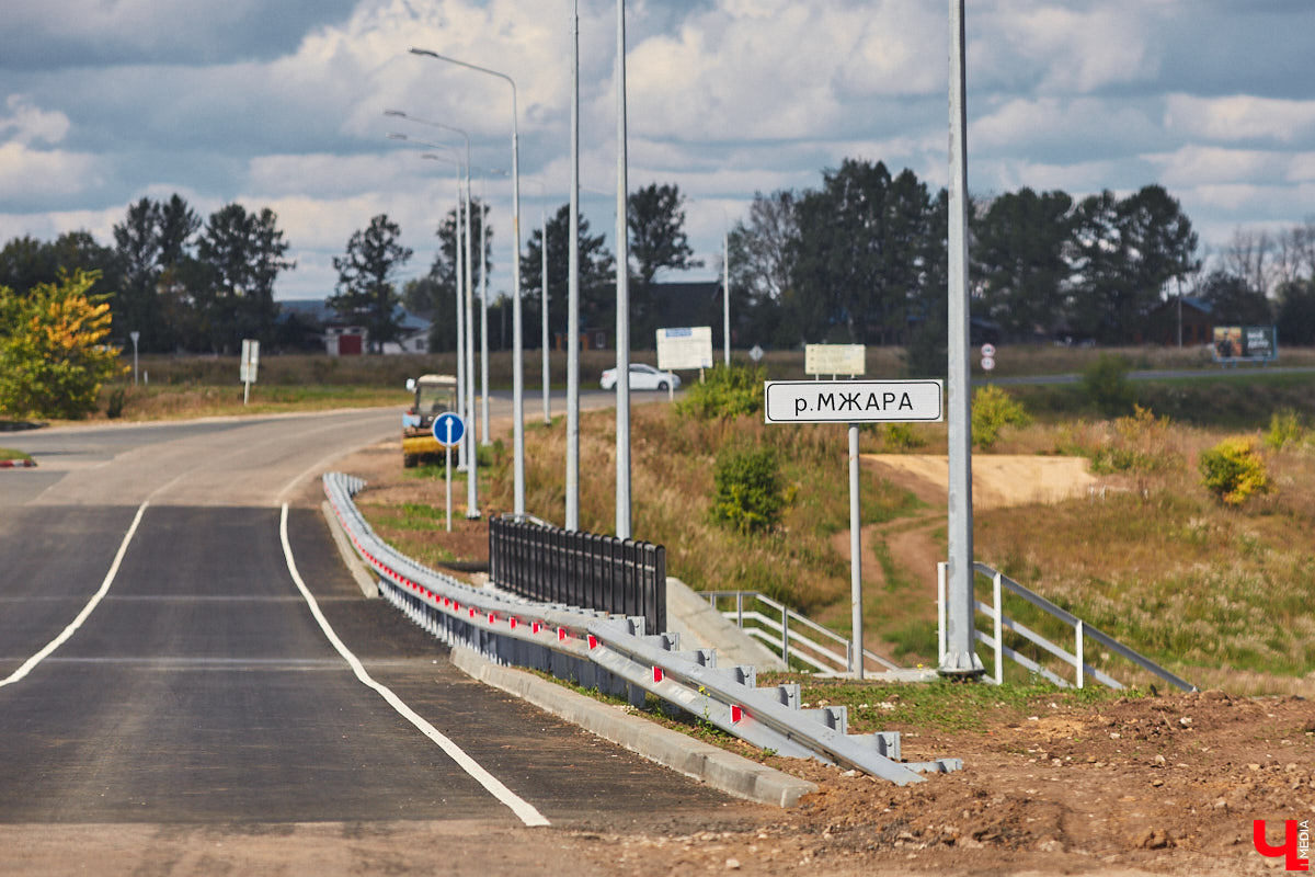 После семи месяцев ремонта открыли движение по мосту через реку Мжару. Эта дорога — основной въезд в Суздаль со стороны областного центра. В разгаре и капитальный ремонт всей трассы от Владимира. Когда запустят движение и что происходит на объекте сейчас? Читайте в фоторепортаже «Ключ-Медиа» с амбициозной стройки.