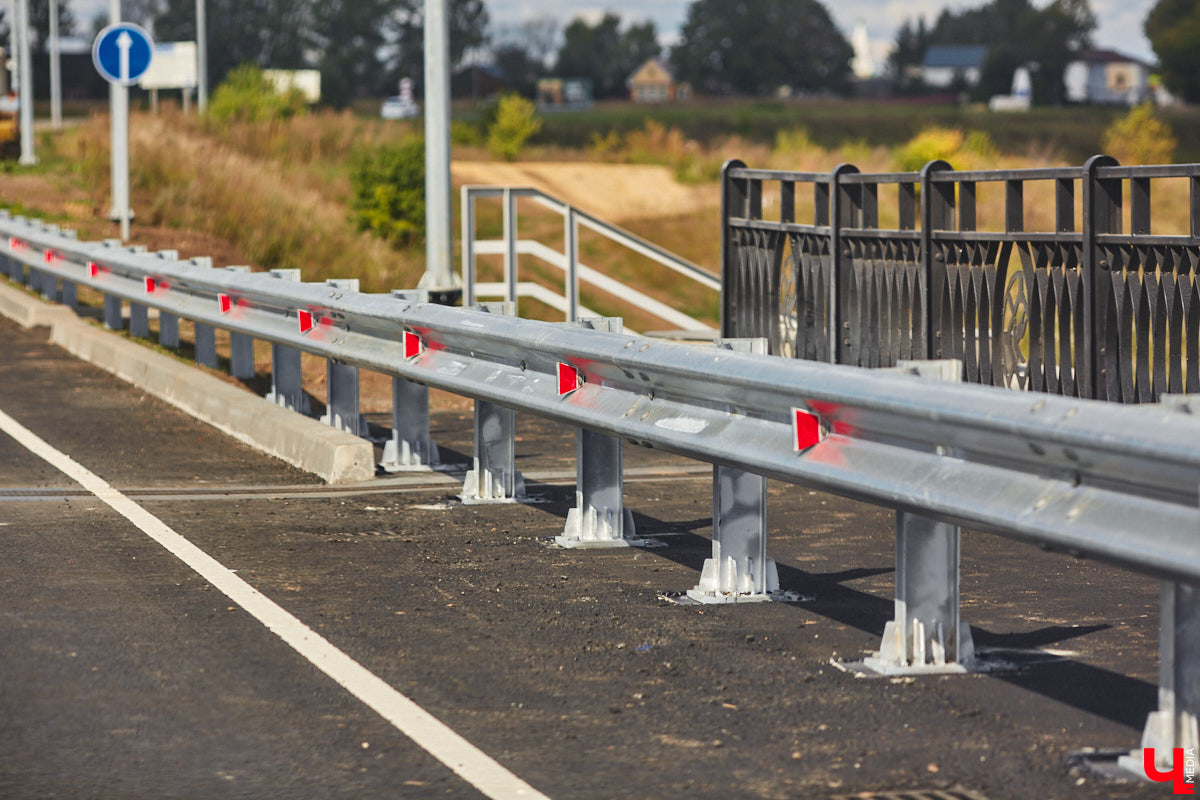 После семи месяцев ремонта открыли движение по мосту через реку Мжару. Эта дорога — основной въезд в Суздаль со стороны областного центра. В разгаре и капитальный ремонт всей трассы от Владимира. Когда запустят движение и что происходит на объекте сейчас? Читайте в фоторепортаже «Ключ-Медиа» с амбициозной стройки.