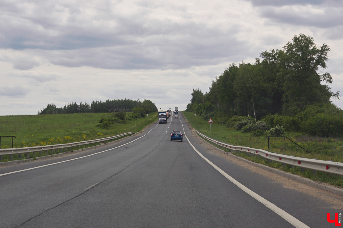 После семи месяцев ремонта открыли движение по мосту через реку Мжару. Эта дорога — основной въезд в Суздаль со стороны областного центра. В разгаре и капитальный ремонт всей трассы от Владимира. Когда запустят движение и что происходит на объекте сейчас? Читайте в фоторепортаже «Ключ-Медиа» с амбициозной стройки.