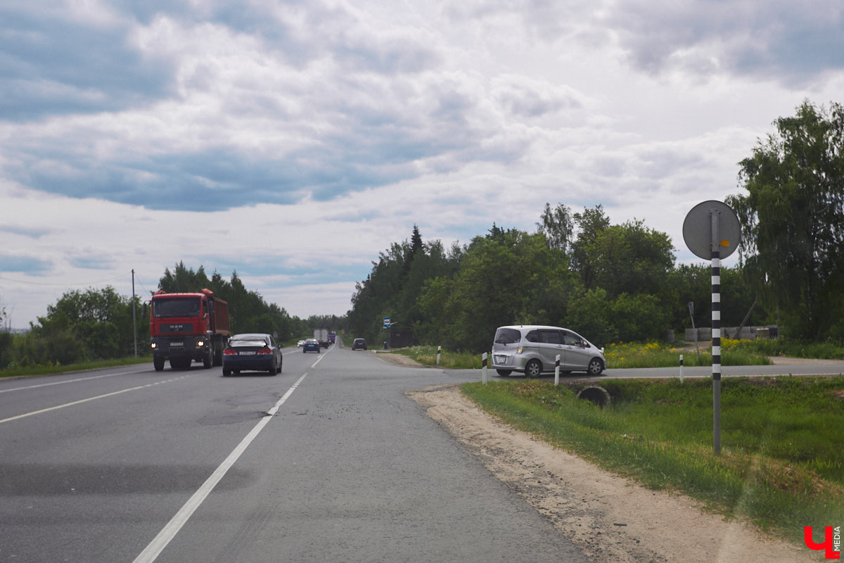 После семи месяцев ремонта открыли движение по мосту через реку Мжару. Эта дорога — основной въезд в Суздаль со стороны областного центра. В разгаре и капитальный ремонт всей трассы от Владимира. Когда запустят движение и что происходит на объекте сейчас? Читайте в фоторепортаже «Ключ-Медиа» с амбициозной стройки.