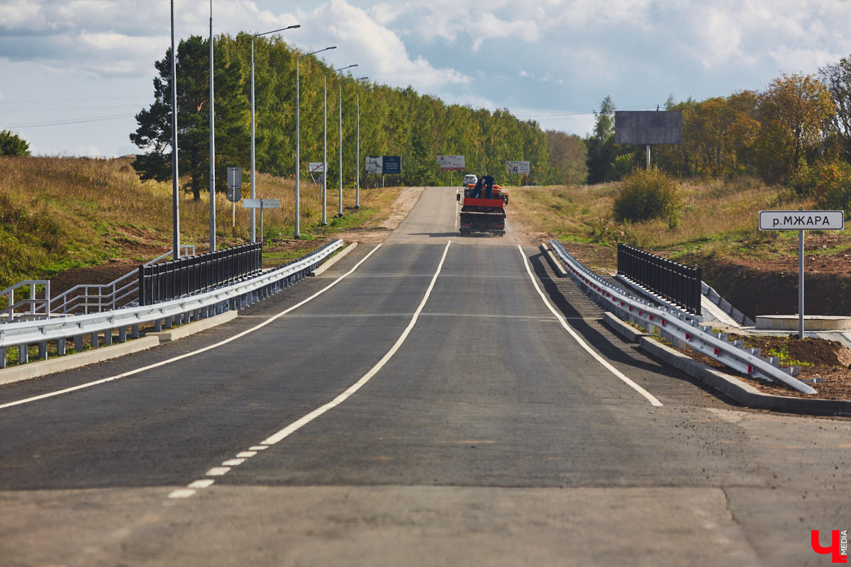 После семи месяцев ремонта открыли движение по мосту через реку Мжару. Эта дорога — основной въезд в Суздаль со стороны областного центра. В разгаре и капитальный ремонт всей трассы от Владимира. Когда запустят движение и что происходит на объекте сейчас? Читайте в фоторепортаже «Ключ-Медиа» с амбициозной стройки.