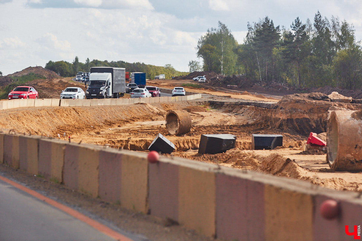 После семи месяцев ремонта открыли движение по мосту через реку Мжару. Эта дорога — основной въезд в Суздаль со стороны областного центра. В разгаре и капитальный ремонт всей трассы от Владимира. Когда запустят движение и что происходит на объекте сейчас? Читайте в фоторепортаже «Ключ-Медиа» с амбициозной стройки.