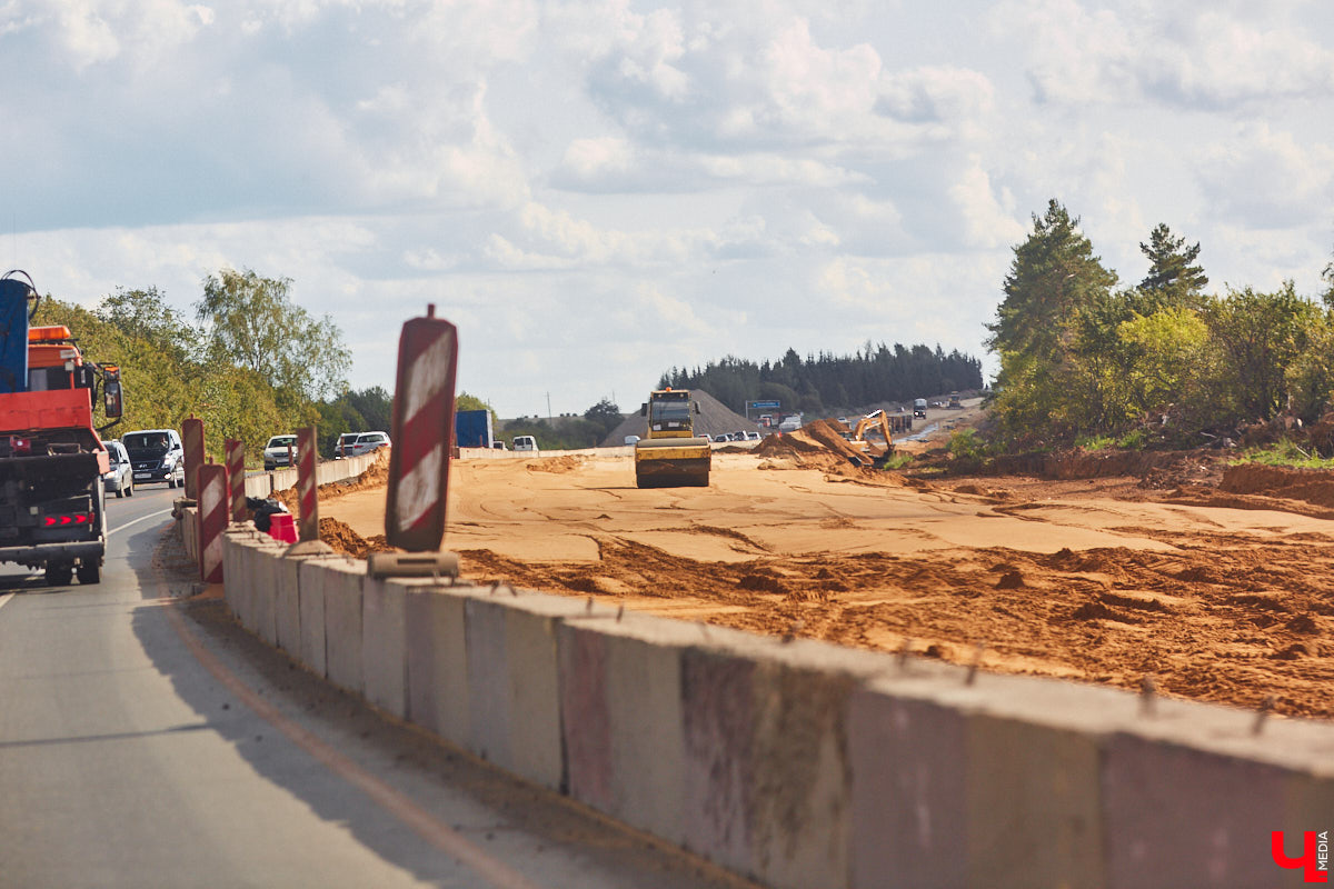 После семи месяцев ремонта открыли движение по мосту через реку Мжару. Эта дорога — основной въезд в Суздаль со стороны областного центра. В разгаре и капитальный ремонт всей трассы от Владимира. Когда запустят движение и что происходит на объекте сейчас? Читайте в фоторепортаже «Ключ-Медиа» с амбициозной стройки.