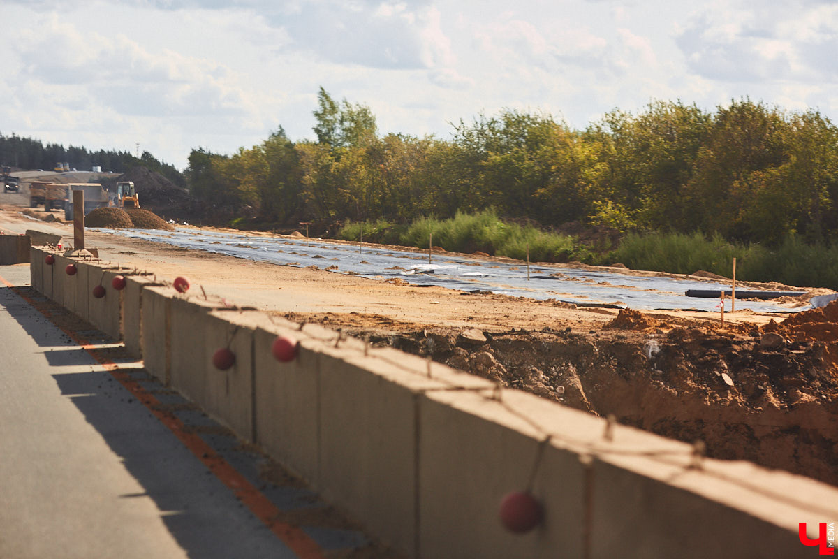 После семи месяцев ремонта открыли движение по мосту через реку Мжару. Эта дорога — основной въезд в Суздаль со стороны областного центра. В разгаре и капитальный ремонт всей трассы от Владимира. Когда запустят движение и что происходит на объекте сейчас? Читайте в фоторепортаже «Ключ-Медиа» с амбициозной стройки.