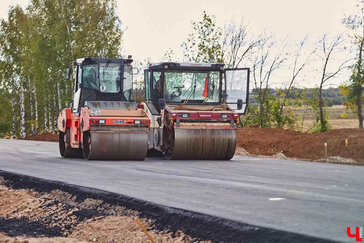 После семи месяцев ремонта открыли движение по мосту через реку Мжару. Эта дорога — основной въезд в Суздаль со стороны областного центра. В разгаре и капитальный ремонт всей трассы от Владимира. Когда запустят движение и что происходит на объекте сейчас? Читайте в фоторепортаже «Ключ-Медиа» с амбициозной стройки.