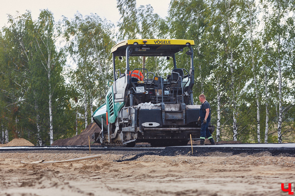После семи месяцев ремонта открыли движение по мосту через реку Мжару. Эта дорога — основной въезд в Суздаль со стороны областного центра. В разгаре и капитальный ремонт всей трассы от Владимира. Когда запустят движение и что происходит на объекте сейчас? Читайте в фоторепортаже «Ключ-Медиа» с амбициозной стройки.