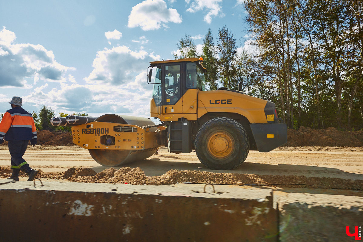 После семи месяцев ремонта открыли движение по мосту через реку Мжару. Эта дорога — основной въезд в Суздаль со стороны областного центра. В разгаре и капитальный ремонт всей трассы от Владимира. Когда запустят движение и что происходит на объекте сейчас? Читайте в фоторепортаже «Ключ-Медиа» с амбициозной стройки.