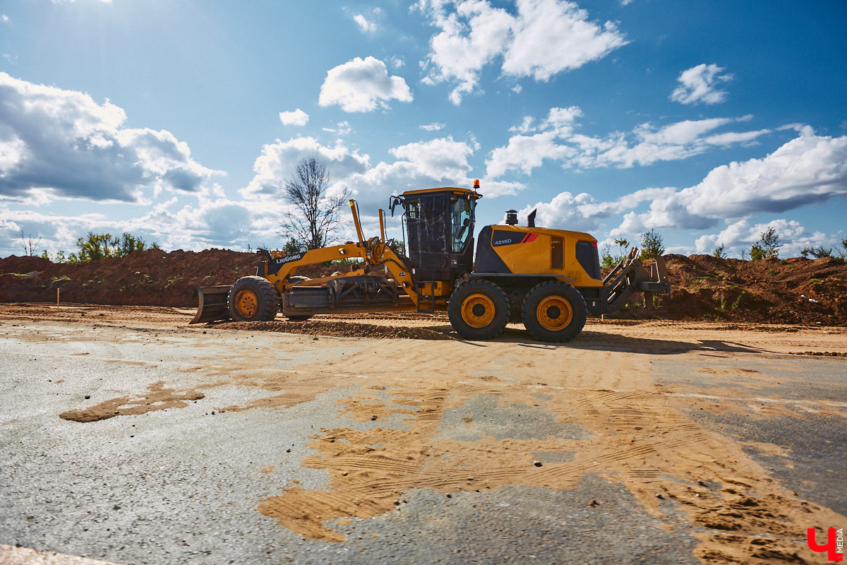 После семи месяцев ремонта открыли движение по мосту через реку Мжару. Эта дорога — основной въезд в Суздаль со стороны областного центра. В разгаре и капитальный ремонт всей трассы от Владимира. Когда запустят движение и что происходит на объекте сейчас? Читайте в фоторепортаже «Ключ-Медиа» с амбициозной стройки.