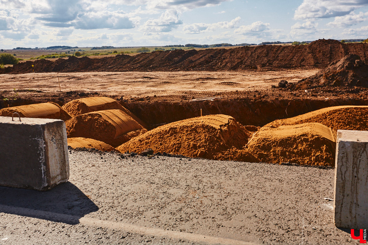 После семи месяцев ремонта открыли движение по мосту через реку Мжару. Эта дорога — основной въезд в Суздаль со стороны областного центра. В разгаре и капитальный ремонт всей трассы от Владимира. Когда запустят движение и что происходит на объекте сейчас? Читайте в фоторепортаже «Ключ-Медиа» с амбициозной стройки.