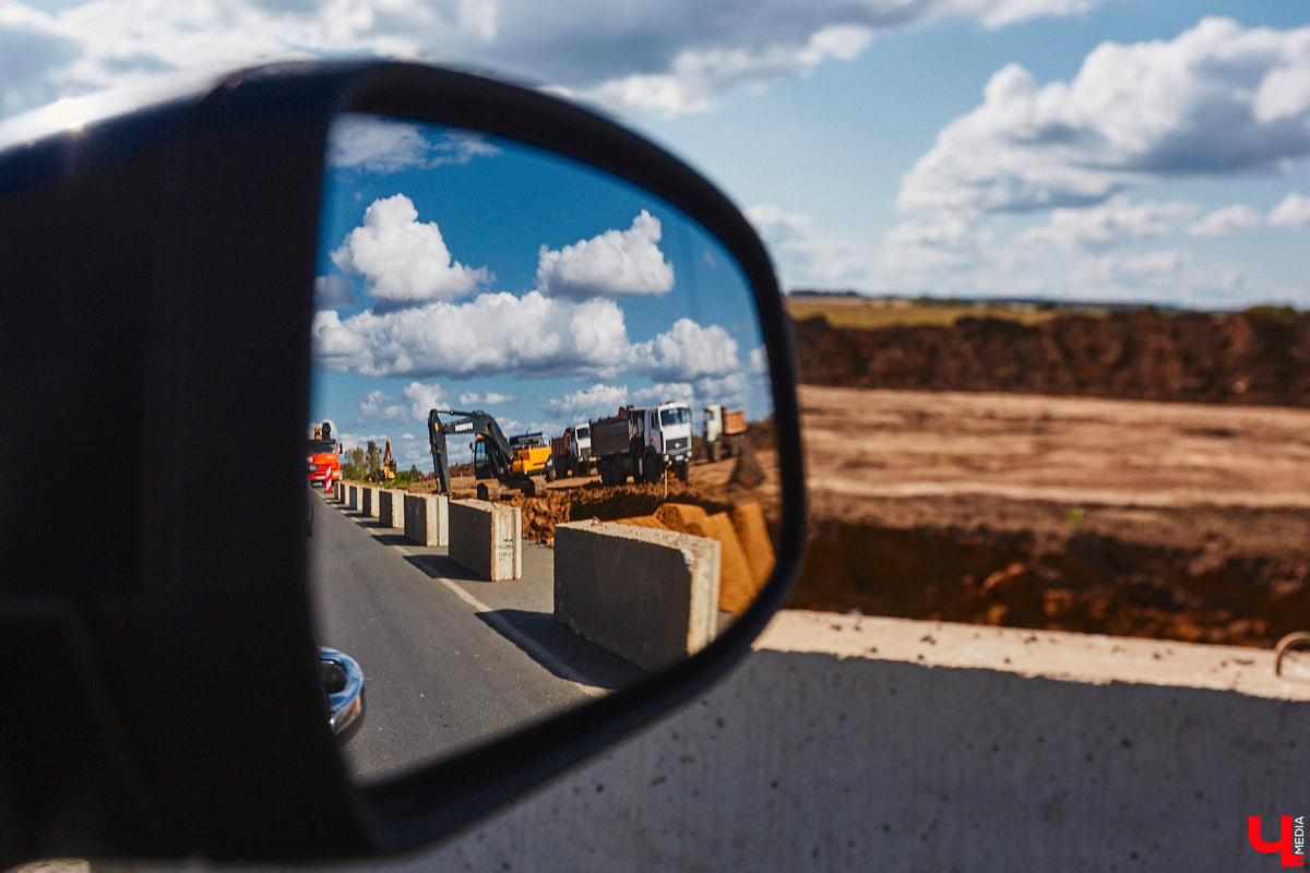 После семи месяцев ремонта открыли движение по мосту через реку Мжару. Эта дорога — основной въезд в Суздаль со стороны областного центра. В разгаре и капитальный ремонт всей трассы от Владимира. Когда запустят движение и что происходит на объекте сейчас? Читайте в фоторепортаже «Ключ-Медиа» с амбициозной стройки.