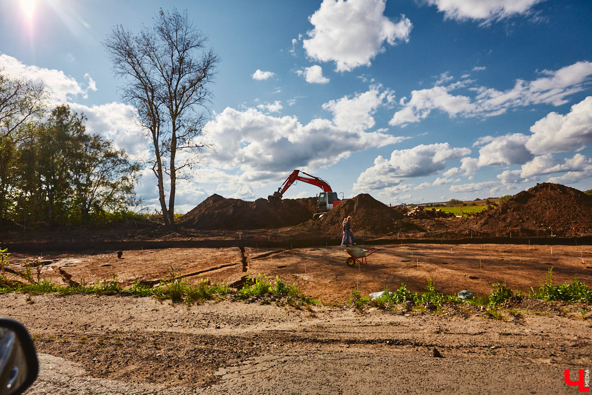 После семи месяцев ремонта открыли движение по мосту через реку Мжару. Эта дорога — основной въезд в Суздаль со стороны областного центра. В разгаре и капитальный ремонт всей трассы от Владимира. Когда запустят движение и что происходит на объекте сейчас? Читайте в фоторепортаже «Ключ-Медиа» с амбициозной стройки.