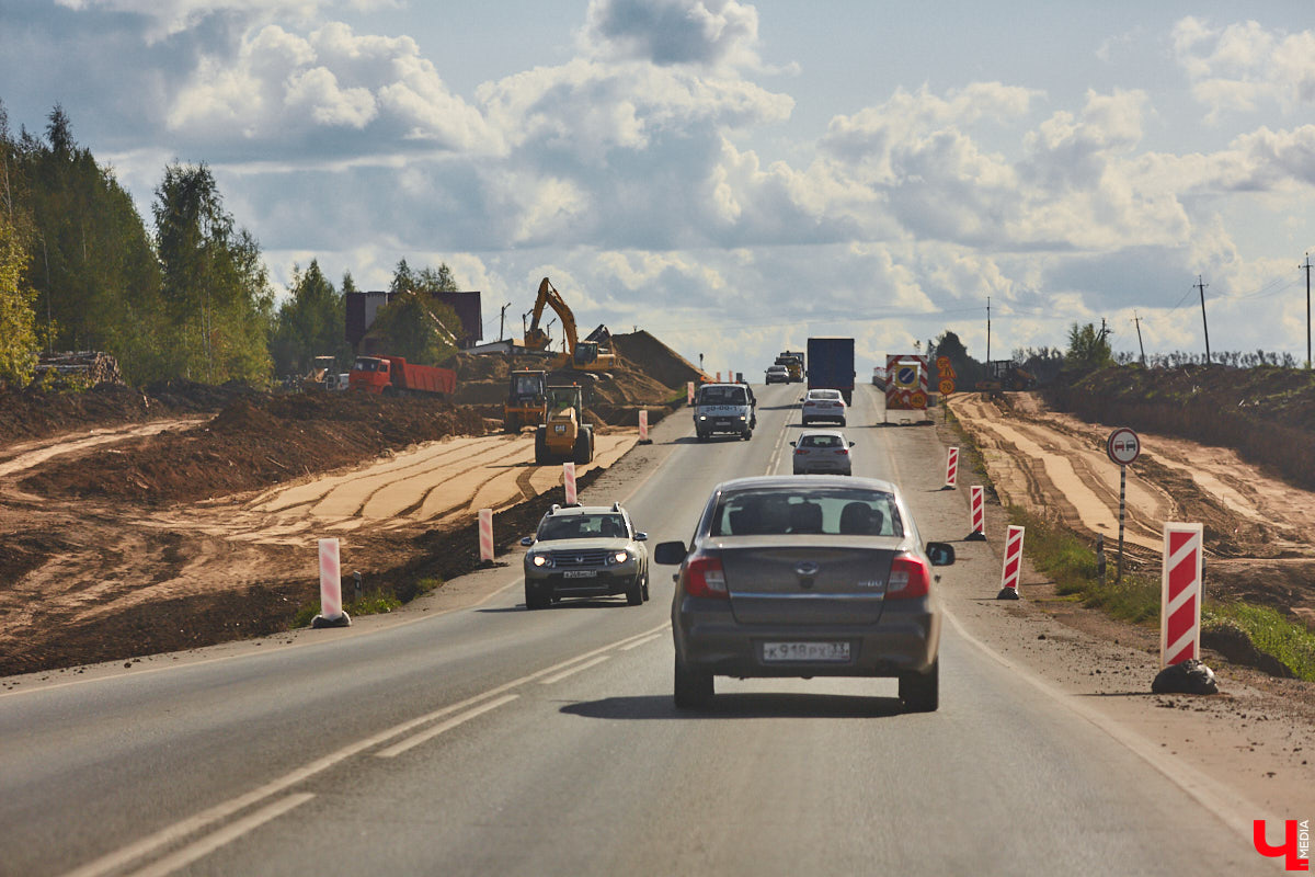 После семи месяцев ремонта открыли движение по мосту через реку Мжару. Эта дорога — основной въезд в Суздаль со стороны областного центра. В разгаре и капитальный ремонт всей трассы от Владимира. Когда запустят движение и что происходит на объекте сейчас? Читайте в фоторепортаже «Ключ-Медиа» с амбициозной стройки.