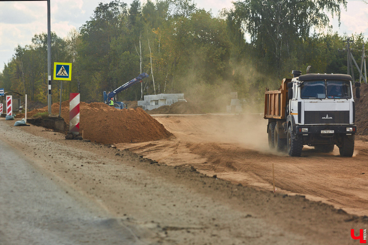 После семи месяцев ремонта открыли движение по мосту через реку Мжару. Эта дорога — основной въезд в Суздаль со стороны областного центра. В разгаре и капитальный ремонт всей трассы от Владимира. Когда запустят движение и что происходит на объекте сейчас? Читайте в фоторепортаже «Ключ-Медиа» с амбициозной стройки.