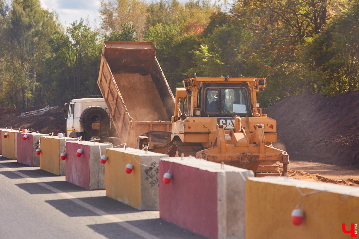 После семи месяцев ремонта открыли движение по мосту через реку Мжару. Эта дорога — основной въезд в Суздаль со стороны областного центра. В разгаре и капитальный ремонт всей трассы от Владимира. Когда запустят движение и что происходит на объекте сейчас? Читайте в фоторепортаже «Ключ-Медиа» с амбициозной стройки.