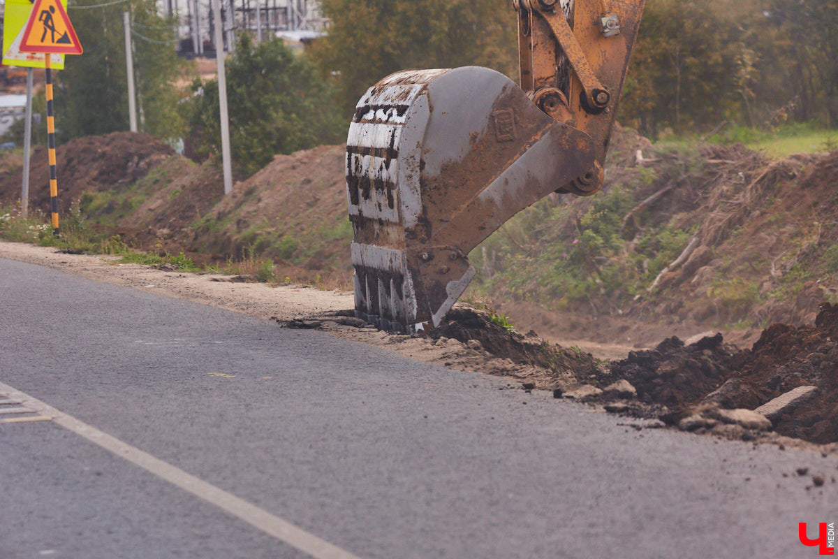 После семи месяцев ремонта открыли движение по мосту через реку Мжару. Эта дорога — основной въезд в Суздаль со стороны областного центра. В разгаре и капитальный ремонт всей трассы от Владимира. Когда запустят движение и что происходит на объекте сейчас? Читайте в фоторепортаже «Ключ-Медиа» с амбициозной стройки.