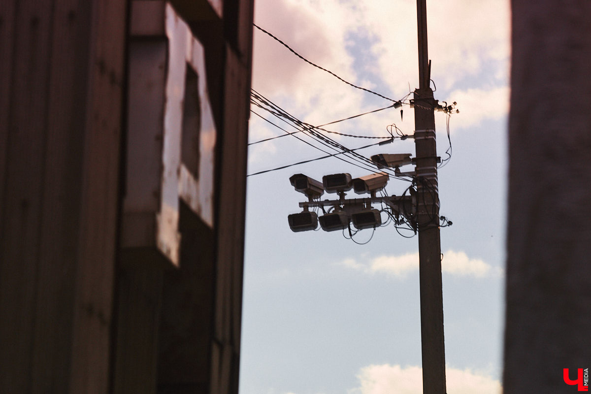 После семи месяцев ремонта открыли движение по мосту через реку Мжару. Эта дорога — основной въезд в Суздаль со стороны областного центра. В разгаре и капитальный ремонт всей трассы от Владимира. Когда запустят движение и что происходит на объекте сейчас? Читайте в фоторепортаже «Ключ-Медиа» с амбициозной стройки.