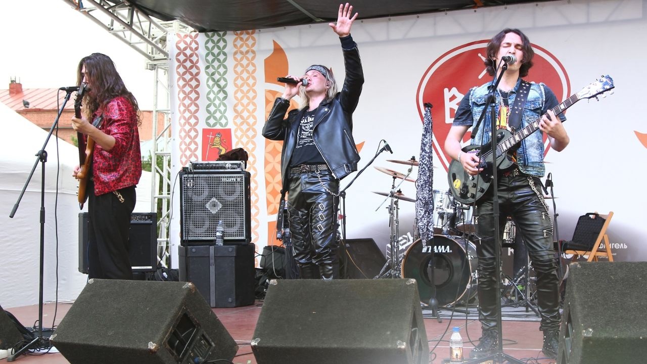 В 2017 — 2019 годах владимирская рок-группа Bosphorus Night подавала большие надежды, но ковид и локдаун подкосили многие творческие коллективы по всему миру. Выжили только сильнейшие. В этот список попали и наши музыканты. Подтверждение тому — первый полноформатный альбом Bosphorus Night «New Era». А намеченная уже на эту субботу его презентация станет не просто возрождением знаменитых Bosphorus Night Party, но чем-то еще более зрелищным и шокирующим.