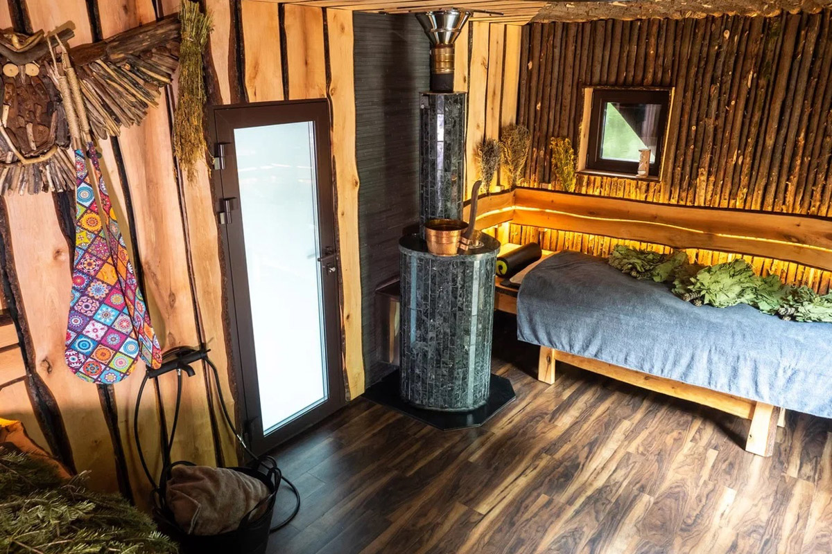 В Муроме спустили на воду уникальную баню-корабль, которую недавно признали самой эффектной в стране. Маломерное судно рассчитано на отдых компании из девяти человек. На его борту для релакса есть абсолютно все: от уютных фирменных халатов до открытой террасы с шезлонгами, парной с купелями и зоны барбекю.