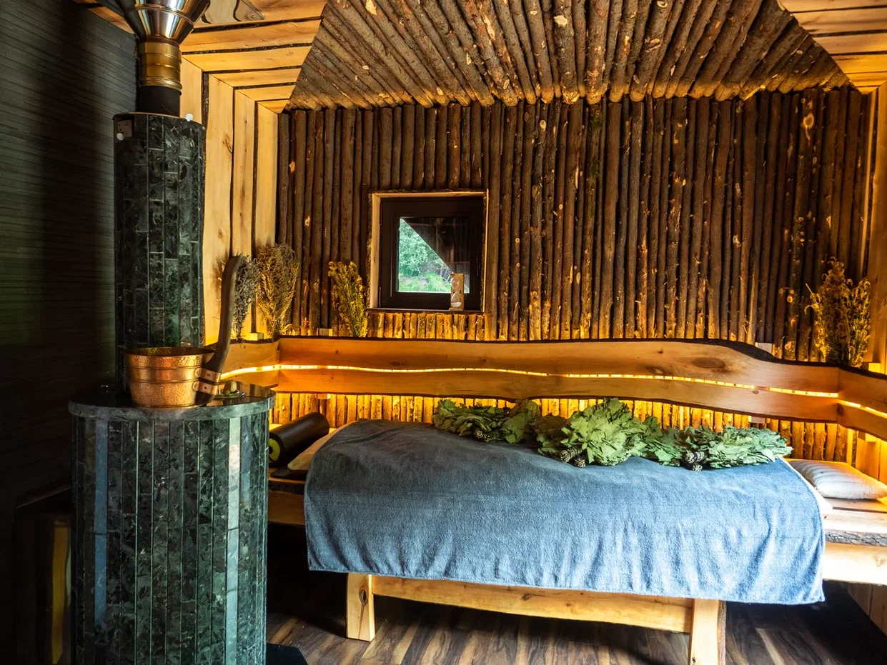 В Муроме спустили на воду уникальную баню-корабль, которую недавно признали самой эффектной в стране. Маломерное судно рассчитано на отдых компании из девяти человек. На его борту для релакса есть абсолютно все: от уютных фирменных халатов до открытой террасы с шезлонгами, парной с купелями и зоны барбекю.