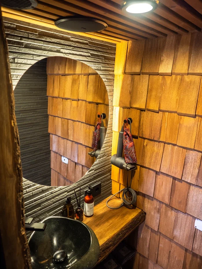 В Муроме спустили на воду уникальную баню-корабль, которую недавно признали самой эффектной в стране. Маломерное судно рассчитано на отдых компании из девяти человек. На его борту для релакса есть абсолютно все: от уютных фирменных халатов до открытой террасы с шезлонгами, парной с купелями и зоны барбекю.